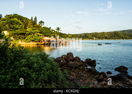 Ristorante sul mare a Ponta do Sambaqui. Florianopolis, Santa Catarina, Brasile. Foto Stock