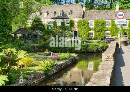 Fiume Coln, allevamento di trote e Swan Hotel, Bibery, vicino a Arlington Row, Cotswolds, Inghilterra; UK; Foto Stock