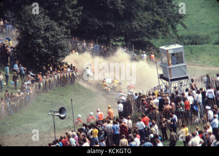 Motorsport scene di folla 1978 al 1986 scansionata da 35mm piena e 1/2 frame originali. Quindi un po' di rumore e graffi. lotto di 33 immagini. Brands Hatch, hampshire e Brighton. modificati per abbigliamento, moda, corpo immagine etc. quasi storico, storia sociale Foto Stock