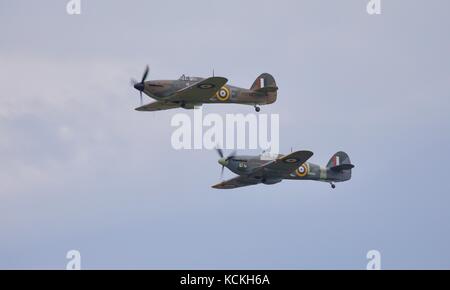 Due Hawker uragani "P3700 ed essere505' battenti in stretta formazione al 2017 Battaglia di Bretagna Air Show di Duxford Foto Stock