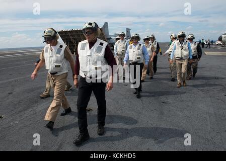 Il segretario all'energia degli Stati Uniti Rick Perry (a destra) cammina sul ponte di volo a bordo della portaerei classe Nimitz della US Navy USS Harry S. Truman il 7 settembre 2017 nell'Oceano Atlantico. (Foto di MCS2 Mason Gillan via Planetpix) Foto Stock