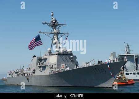 I marinai statunitensi fanno da guida mentre il cacciatorpediniere missilistico guidato classe Arleigh Burke USS Sterett torna al suo porto di casa presso la base navale di San Diego il 28 agosto 2017 a San Diego, California. (Foto di MCSS Logan C. Kellums via Planetpix) Foto Stock