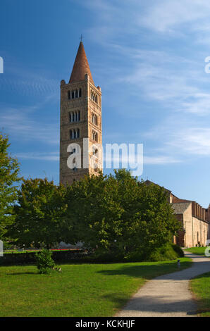 Abbazia di Pomposa e la torre campanaria, monastero benedettino di Codigoro, ferrara, Italia Foto Stock