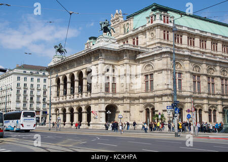 Vienna, Austria - aprile 29th, 2017:il traffico in movimento di fronte al famoso e storico membro opera house - Staatsoper di Vienna Foto Stock