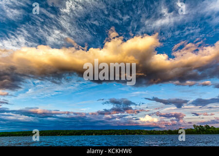 Cielo drammatico con pattern di nuvole al lago Champlain Foto Stock