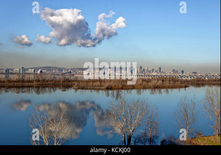 Montreal e cloud vista dal south shore a inizio inverno Foto Stock