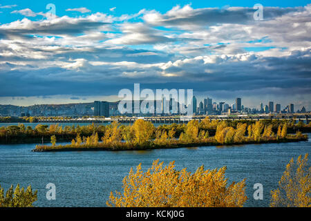 Vista di montreal dal south shore in inizio di caduta Foto Stock