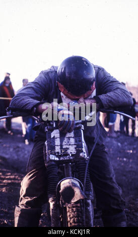 Motorsport scene di folla 1978 al 1986 scansionata da 35mm piena e 1/2 frame originali. Quindi un po' di rumore e graffi. lotto di 33 immagini. Brands Hatch, hampshire e Brighton. modificati per abbigliamento, moda, corpo immagine etc. quasi storico, storia sociale Foto Stock