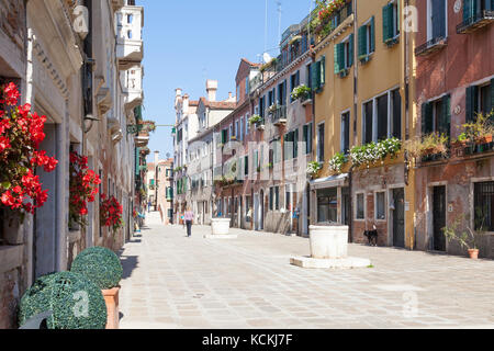 Ruga do Pozzi, Cannaregio, Venice, Italy named for its ancient well heads running down the centre of the campo. A picturesque square lined with colorf Foto Stock