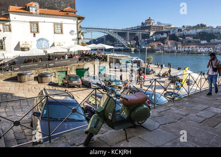 Scooter retrò LML nel quartiere Ribeira di Porto, sulla penisola iberica, seconda città più grande del Portogallo Foto Stock