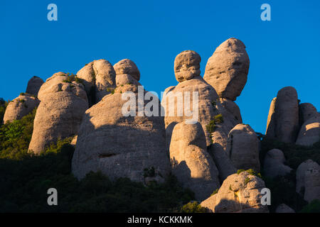 Vista delle formazioni rocciose di el dit, la patata e el lloro nelle montagne di Montserrat Foto Stock