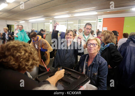 Votazione giorno durante il bandito pro referendum di indipendenza a Barcellona Foto Stock