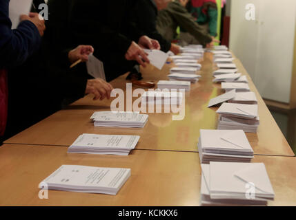 Votazione giorno durante il bandito pro referendum di indipendenza a Barcellona Foto Stock