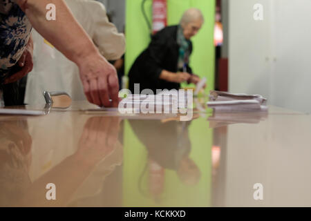 Votazione giorno durante il bandito pro referendum di indipendenza a Barcellona Foto Stock