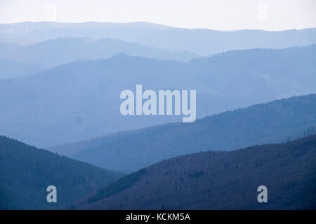 Gruppo di amanti della montagna escursione il più alto picco di neamtului mountain range in Romania, il vertice neamutlui 1923m Foto Stock