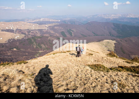 Gruppo di amanti della montagna escursione il più alto picco di neamtului mountain range in Romania, il vertice neamutlui 1923m Foto Stock