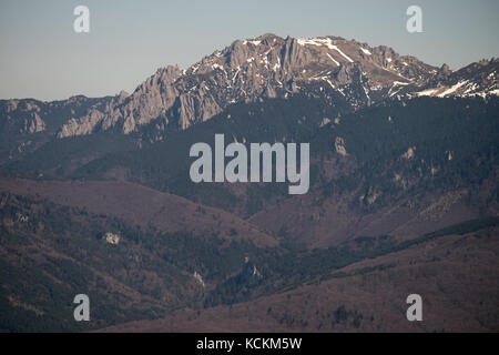 Gruppo di amanti della montagna escursione il più alto picco di neamtului mountain range in Romania, il vertice neamutlui 1923m Foto Stock