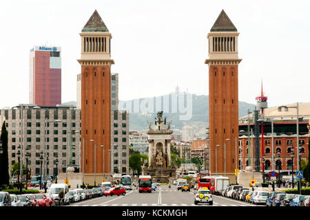 BARCELLONA, SPAGNA - 24 maggio 2016: Veduta di Avenida Reina Maria Cristina dal Museo Nazionale d'Arte della Catalogna Foto Stock