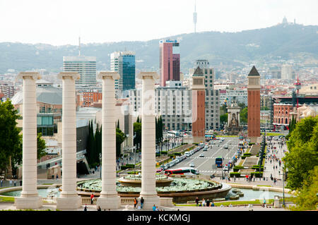 BARCELLONA, SPAGNA - 24 maggio 2016: Veduta di Avenida Reina Maria Cristina dal Museo Nazionale d'Arte della Catalogna Foto Stock