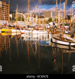 Vista attraverso Constitution Dock per la città, durante Hobart Wooden Boat Festival Sullivans Cove, Hobart, Tasmania, Australia Foto Stock