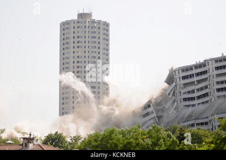 Demolizione per implosione della 'Torre 230' nel quartiere la Duchere, Lione, Francia Foto Stock