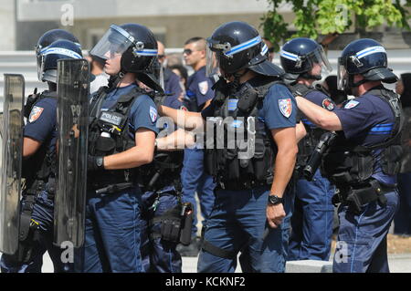 Demolizione per implosione della 'Torre 230' nel quartiere la Duchere, Lione, Francia Foto Stock