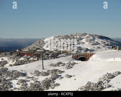 Monte Hotham, cima 1861 m, e Mount Hotham Village, un villaggio turistico. Victoria nord-orientale, Australia Foto Stock