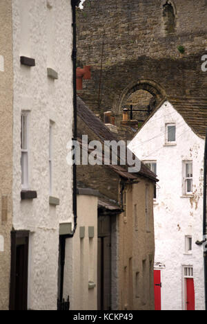 Vista dal luogo di mercato verso il Castello, Richmond, North Yorkshire Foto Stock