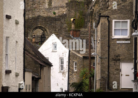 Vista dal luogo di mercato verso il Castello, Richmond, North Yorkshire Foto Stock