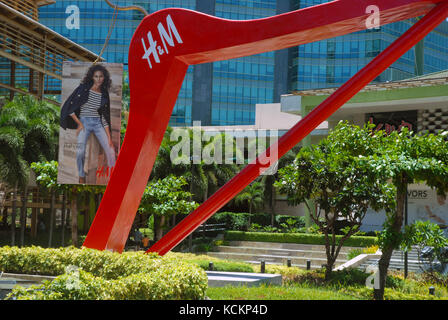 Rossa gigante appendiabiti in giardini di Ayala Center Cebu Filippine. Foto Stock