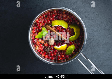 Preparazione della salsa di mirtilli in una pentola in orizzontale Foto Stock