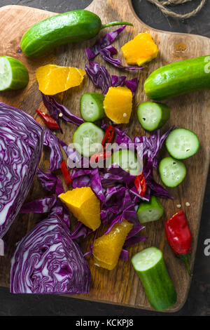 Assortimento di frutta fresca e verdura sulla tavola di legno verticale Foto Stock