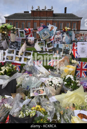 Omaggi floreali a sinistra su porte di Kensington Palace in occasione del ventesimo anniversario della morte della Principessa Diana il 31.08.97. Londra. Regno Unito Foto Stock