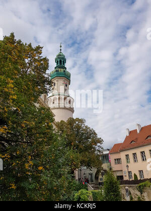 Sopron, Ungheria - 24 settembre: edificio storico nella piazza principale nel centro di Sopron. vista della Torre del Fuoco. sopron è una bella e storica c Foto Stock