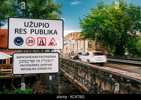 Vilnius, Lituania - 5 luglio 2016: cartello stradale al confine di uzupis situato nella città vecchia di Vilnius. distretto di vilniaus senamiestis. unesco mondo egli Foto Stock