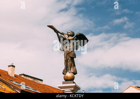 Vilnius, Lituania - 5 luglio 2016: la statua di un angelo a soffiare una tromba nella piazza principale contro una soleggiata cielo blu nel quartiere di uzupis. uzupio repubblica o Foto Stock