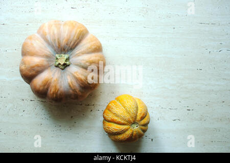 Halloween punpkin e meloni sfondo con vuoto spazio copia. messa a fuoco selettiva e bokeh di fondo. Foto Stock