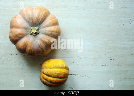 Halloween punpkin e meloni sfondo con vuoto spazio copia. messa a fuoco selettiva e bokeh di fondo. Foto Stock