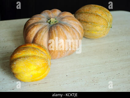 Halloween punpkin e meloni sfondo con vuoto spazio copia. messa a fuoco selettiva e bokeh di fondo. Foto Stock