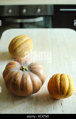 Halloween punpkin e meloni sfondo con vuoto spazio copia. messa a fuoco selettiva e bokeh di fondo. Foto Stock