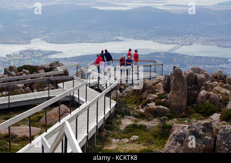Piattaforma panoramica sulla cima del Monte Wellington, con turisti che guardano verso la città e il fiume Derwent. Hobart, Tasmania, Australia Foto Stock