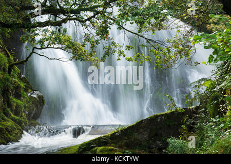 Ceunant Mawr cascata a Llanberis, Snowdonia. La cascata è vicino alla ferrovia Snowdon e può essere visto dal treno. Foto Stock