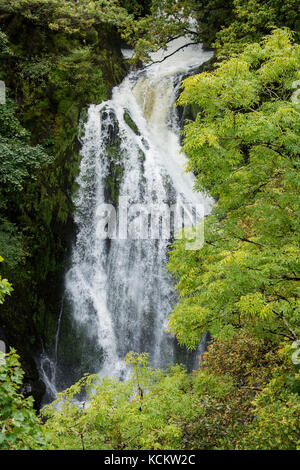 Ceunant Mawr cascata a Llanberis, Snowdonia. La cascata è vicino alla ferrovia Snowdon e può essere visto dal treno. Foto Stock