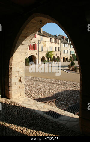 Sauveterre-de-Rouergue (sud della Francia): case tradizionali in piazza 'Place de la Bastide'. Facciate di case tradizionali e gli archi della forma Foto Stock