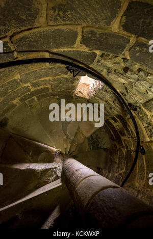 Una scalinata a spirale nel tenere a Richmond Castle in North Yorkshire, Inghilterra. Foto Stock