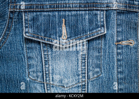 Tasca dei jeans blu della maglietta con cuciture vicino. Foto Stock
