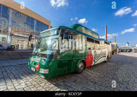 La Birreria tour bus attende i visitatori di fronte al centro visitatori, il cortile di alla fabbrica di birra Pilsner Urquell, Plzen, Repubblica Ceca Foto Stock