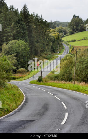 Il B5105 strada che corre attraverso la foresta Clocaenog tra Rhuthun e Cerrig y Druidion in Clwyd, il Galles del Nord. Clocaenog Foresta è una grande foresta di New Scenic 5 posti Foto Stock