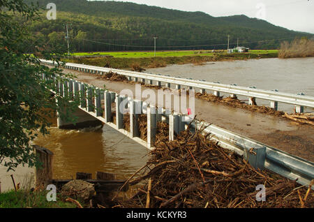 I detriti di alluvione si sono lavati contro il ponte Lamberts mentre le acque di alluvione si sono recate. Mersey River Valley, Tasmania nord-occidentale, Australia Foto Stock