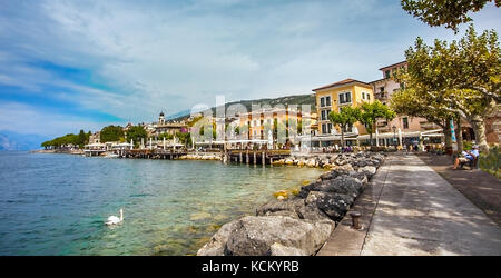 Vista di Torri del Benaco sul Lago di Garda Veneto Italia Foto Stock